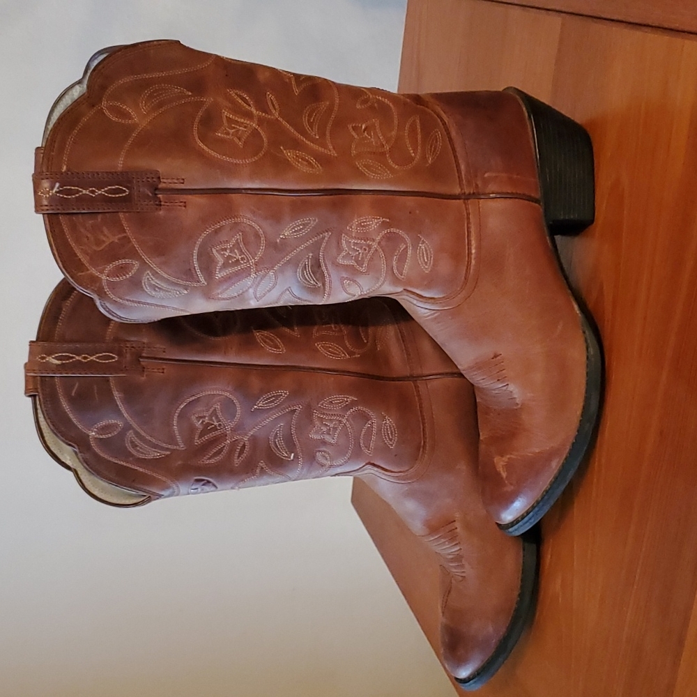 Ariat Brown Heeled Boots with Decorative Stitching